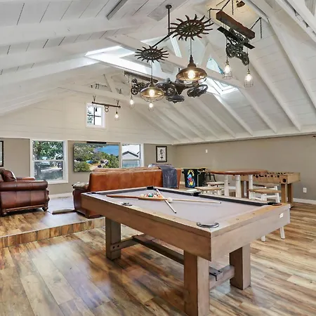 The Highland House - Heated Pool, Lake Elizabeth Dock & Sleeps 23! Perfect For Families And Groups